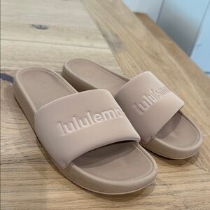 lululemon athletica Embossed Logo Cream Pool Slides